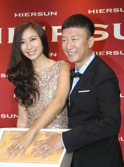 孙红雷夫妇亮相秀钻戒