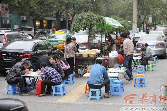 振兴路盲道上支起早餐点 市民