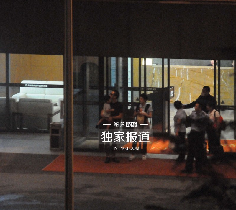 邓超孙俪携儿女现身