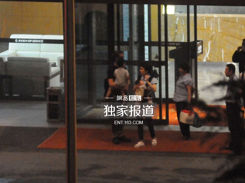 邓超孙俪携儿女现身