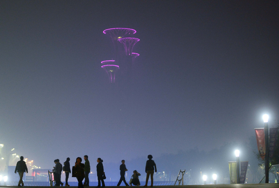 中国又现雾霾奇观似BUG 行人游览观光塔误以为UFO