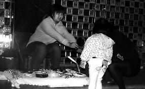为帮父亲挣药费 汉中16岁女孩每天放学后摆地摊