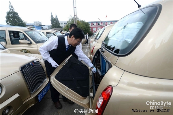 真拉风！上海“土豪金”老爷出租车来了