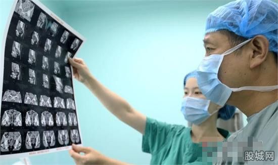 男子为寻求快感钢钉插尿道 滞留体内半年后取出