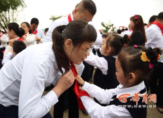 百名父母和孩子一起加入少先队 同戴红领巾