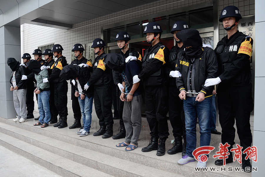 3渣土车司机违法倾倒被刑拘 警方敦促相关人员自首