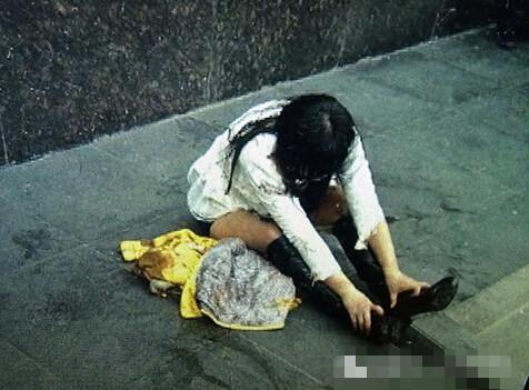 西安一女子因怀疑老公出轨当街向小三泼硫酸 3无辜路人受伤