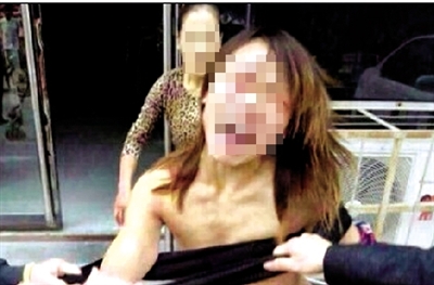 小三被当街扒光遭群殴 4名参与女子被警方立案侦查