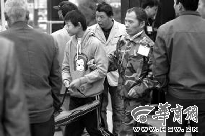 盲人独自养大一对非亲生儿女 还自学乐器参加比赛