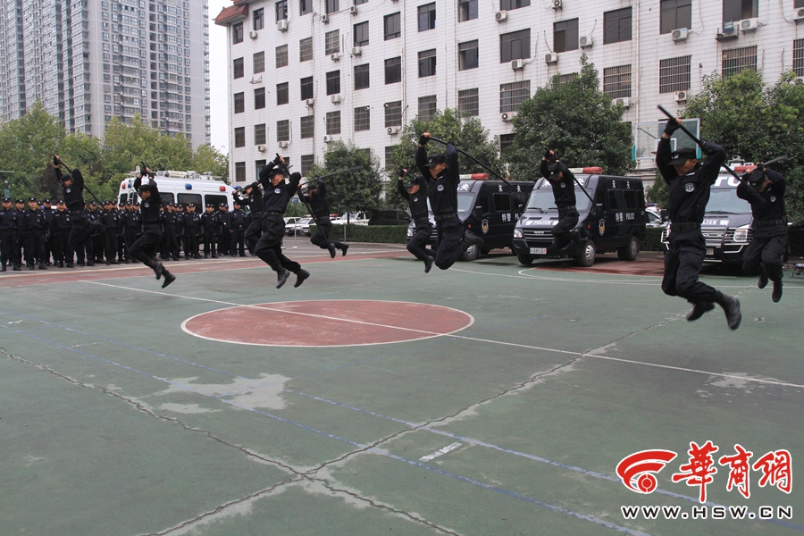 西安警方接受公安部省际互检组检阅 画面犹如港产大片