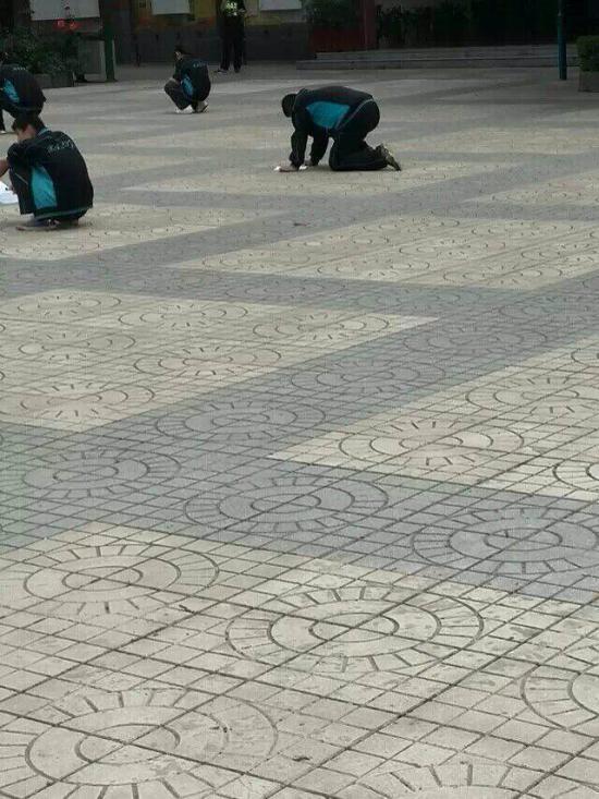 西安老师体罚学生跪写作业？校方称有误会