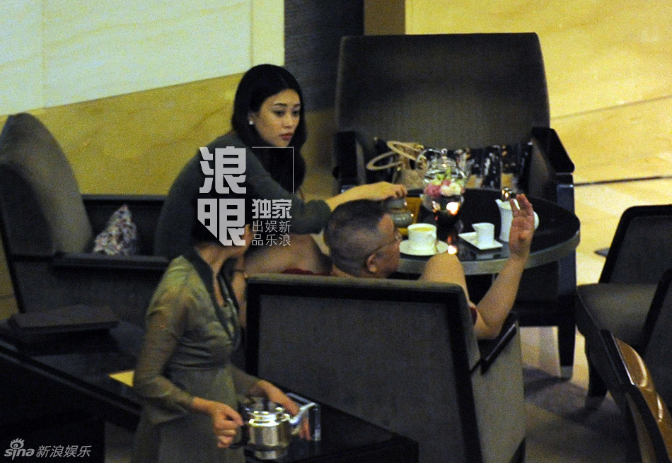 英达带神秘女过夜 女孩一袭夏装样貌清丽(组图)