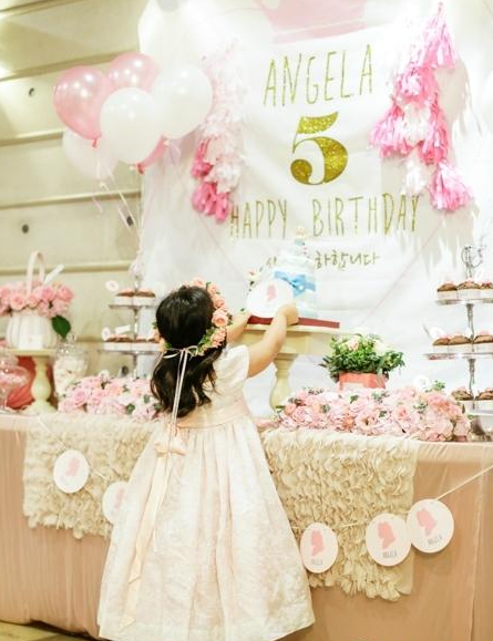 王诗龄韩国庆5岁生日 小公主灿烂笑容令人倾倒（组图）