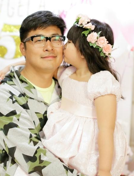 王诗龄韩国庆5岁生日 小公主灿烂笑容令人倾倒（组图）