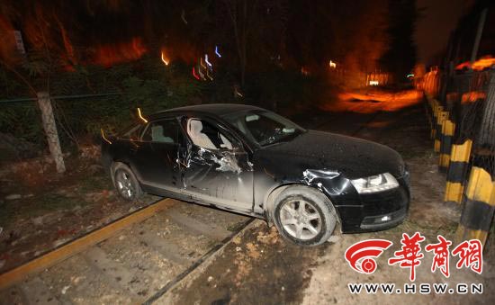 黑色奥迪抢过道口被火车撞 暂无人员伤亡
