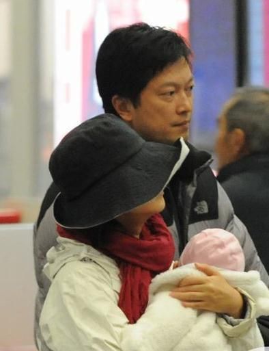 柴静可爱女儿曝光 全家度假回京换豪车