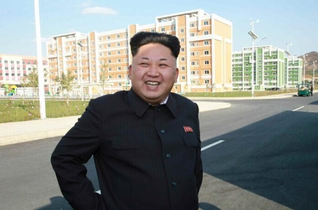 金正恩拄拐亮相视察居住区 脚踝和小腿尚未痊愈