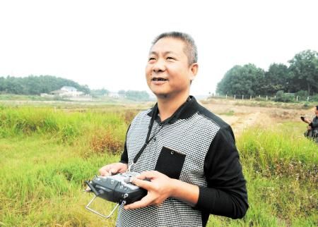 湖南农民自费购5台无人飞机为菜地喷药(图)