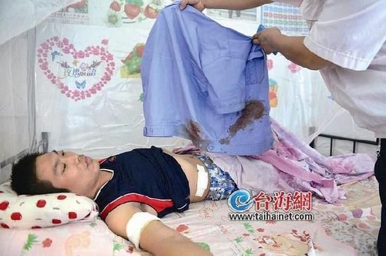 的哥收钱遭拒被乘客刺两刀 常不收老者弱者车费