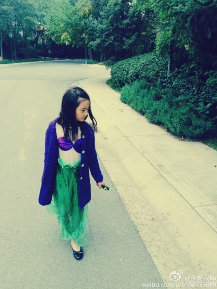 <em>黄多多穿紫色胸罩</em>闪瞎眼 网友:已被亲妈玩坏 -