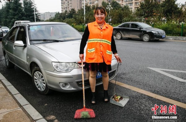 贵州失地农民成“富翁”环卫工 开车扫大街