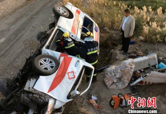 甘肃境内一辆救护车侧翻致5死3伤 事故原因正调查