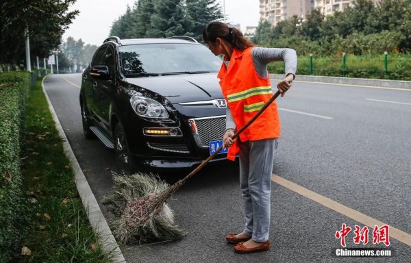 贵州失地农民成“富翁”环卫工 开车扫大街
