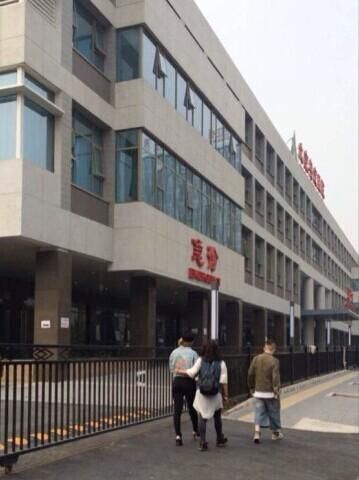 王蓉与老猫走进医院