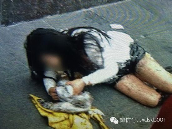 西安一女子当街被泼硫酸 或因自己老公与该女有染