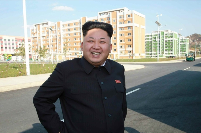 金正恩拄拐亮相视察工地 露出招牌大笑神情无异常