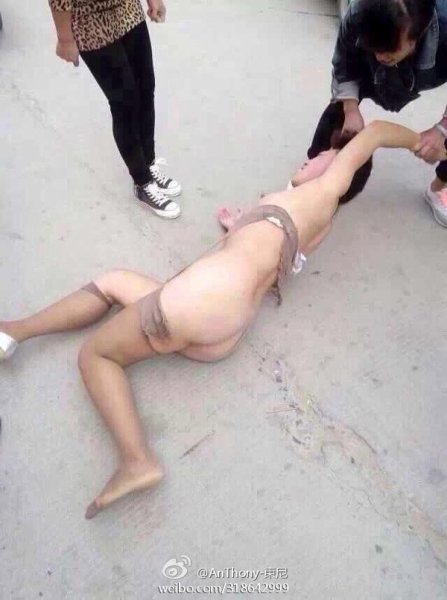  原配女子率众殴小三 河南濮阳女子当街被扒光