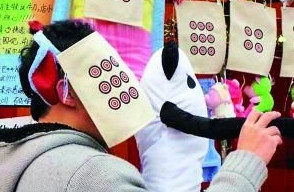 中国彩票史上第一大奖穿卡通装现身 中外彩票领奖造型对比（组图）