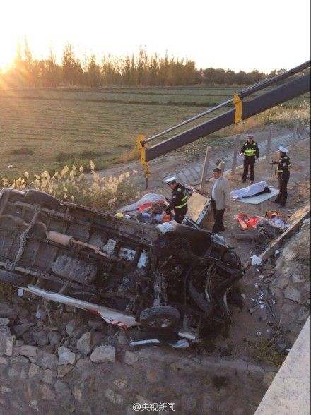 乌鲁木齐一救护车向河南转运病人侧翻 致5死3伤