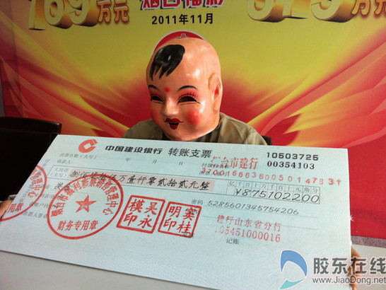 中国彩票史上第一大奖穿卡通装现身 中外彩票领奖造型对比（组图）