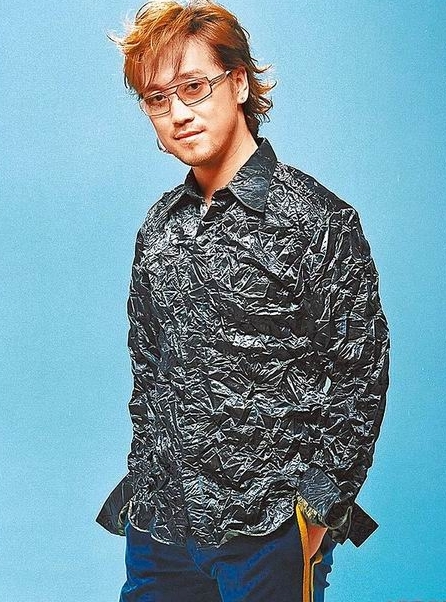 组图：周传雄因胃病暴瘦难辨 娇妻被藏13年现身