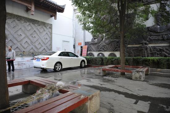 西安西大街一街心花园沦为“停车场 ”