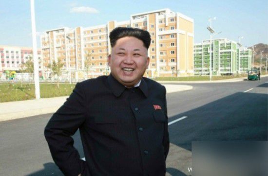 金正恩拄拐亮相 网友：换了发型好像又胖了