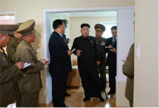 金正恩拄拐亮相身形渐胖 网友：又吃金枪鱼了么？