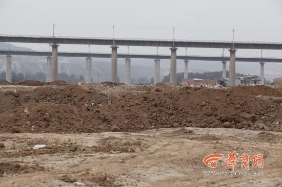 街办将占道建筑垃圾挪到路两旁 称完成清理