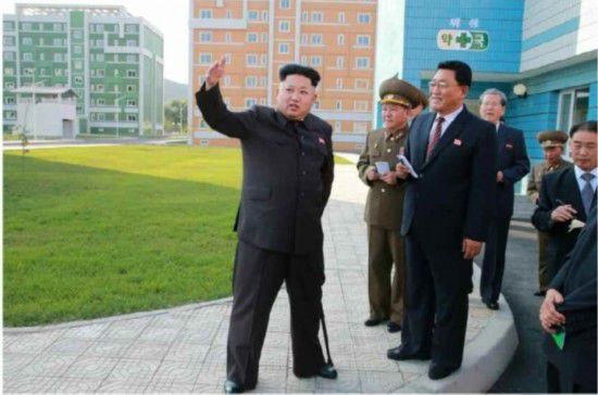 金正恩拄拐亮相身形渐胖 网友：又吃金枪鱼了么？