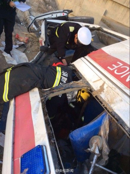 救护车侧翻致5死3伤 事故原因正在进一步调查中