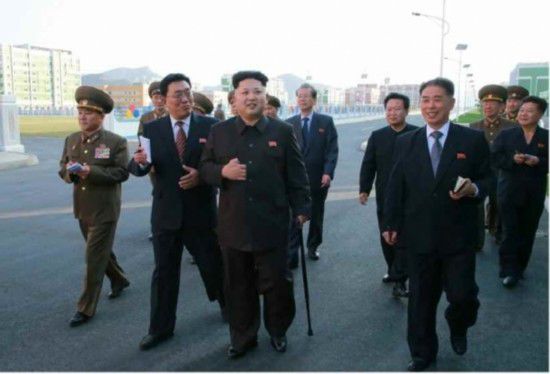 金正恩拄拐亮相身形渐胖 网友：又吃金枪鱼了么？