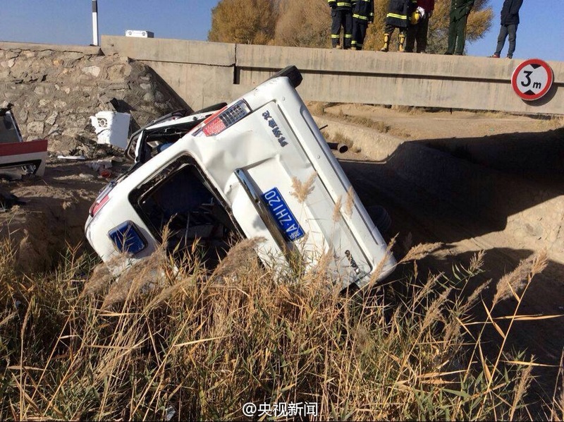 连霍高速救护车侧翻致5死3伤 车辆轮胎漏气爆胎引起恶性事故（组图）