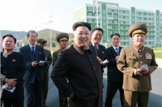 金正恩拄拐亮相身形渐胖 网友：又吃金枪鱼了么？