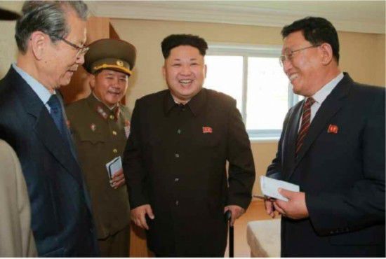 金正恩拄拐亮相身形渐胖 网友：又吃金枪鱼了么？