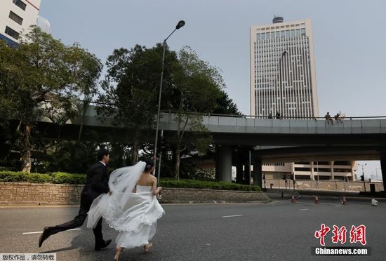 香港新娘赤足狂奔穿越