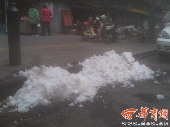北大街惊现一堆积雪 记者探访原是肉店冰雪