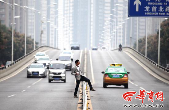 市民频越护栏过马路 行人恐惧车辆担忧