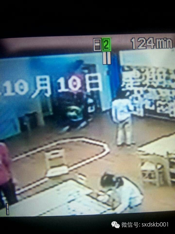 曲江一幼儿园老师虐待儿童被开除 园方邀家长看监控