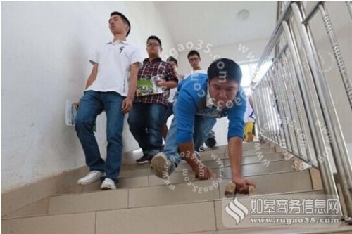 广西坚强男孩爬着上大学 篮球女孩夺100米蛙泳冠军